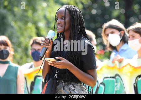 Milano, Italia. 01 ottobre 2021. Italia, Milano, 01 ottobre 2021 : l'attivista ugandese Vanessa Nakate partecipa allo sciopero climatico globale, gli studenti protestano contro i cambiamenti climatici. Sotto il motto 'venerdì per il futuro' Photo Credit: Matteo Biatta/Sintesi/Alamy Live News Foto Stock