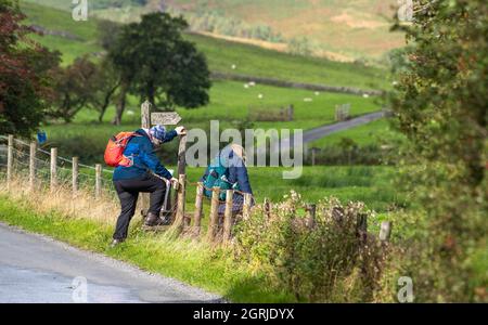 Whitewell, Clitheroe, Lancashire, Regno Unito. 1 ottobre 2021. Camminatori godendo di bel tempo il primo giorno di ottobre prima di un fine settimana imprevisto, Whitewell, Clitheroe, Lancashire, Regno Unito. Credit: John Eveson/Alamy Live News Foto Stock