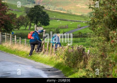 Whitewell, Clitheroe, Lancashire, Regno Unito. 1 ottobre 2021. Camminatori godendo di bel tempo il primo giorno di ottobre prima di un fine settimana imprevisto, Whitewell, Clitheroe, Lancashire, Regno Unito. Credit: John Eveson/Alamy Live News Foto Stock