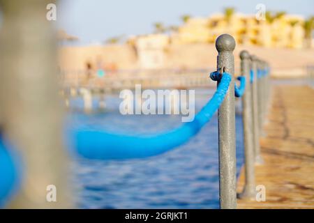 Alba su un vecchio molo di legno di mare. Foto Stock