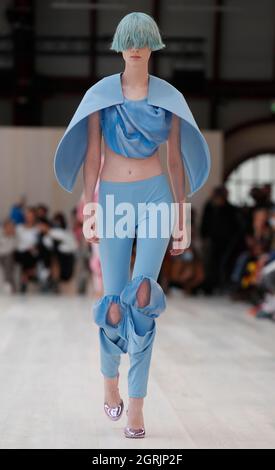 Parigi, Francia. 1 ottobre 2021. Un modello presenta una creazione durante la collezione Primavera/Estate 2022 Ready to Wear per la casa di moda Loewe, a Parigi, Francia, 1 ottobre 2021. Credit: Xinhua/Alamy Live News Foto Stock