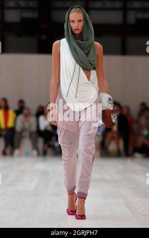 Parigi, Francia. 1 ottobre 2021. Un modello presenta una creazione durante la collezione Primavera/Estate 2022 Ready to Wear per la casa di moda Loewe, a Parigi, Francia, 1 ottobre 2021. Credit: Xinhua/Alamy Live News Foto Stock