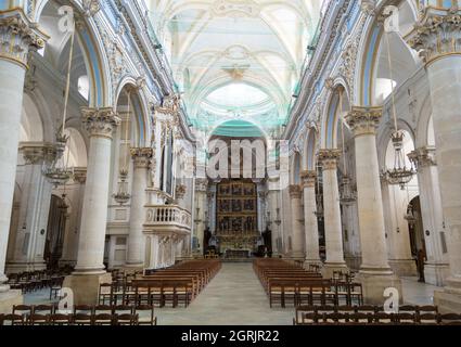 Modica (Sicilia, Italia) - una vista del centro storico della città barocca turistica in provincia di Ragusa, isola di Sicilia, durante la calda estate 2021. Foto Stock