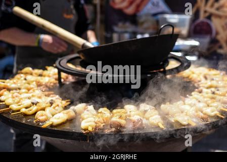 Gamberi alla griglia sulla stufa Foto Stock