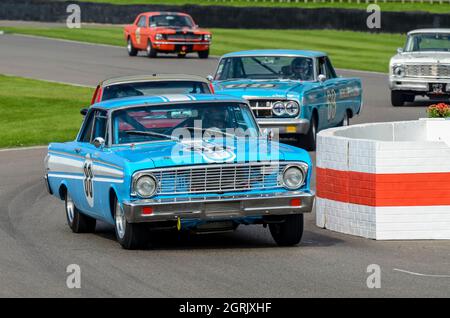 1964 Ford Falcon Sprint classica, auto da corsa d'epoca, corse nella Shelby Cup per la produzione di berline al Goodwood Revival 2014 Foto Stock