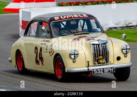 MG Magnette ZA classic, auto da corsa d’epoca, corse nel St Mary’s Trophy per le berline di produzione anni ’50 al Goodwood Revival 2014. Chiamato Bumble Foto Stock