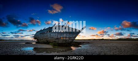 Tramonto a Matteraclougher spiaggia Bungeg, Bun Beag, Cara na Mara (amico del mare) Bad Eddie, Eddie's Boat, County Donegal, Irlanda Foto Stock