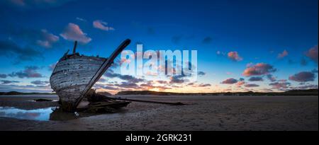 Tramonto a Matteraclougher spiaggia Bungeg, Bun Beag, Cara na Mara (amico del mare) Bad Eddie, Eddie's Boat, County Donegal, Irlanda Foto Stock