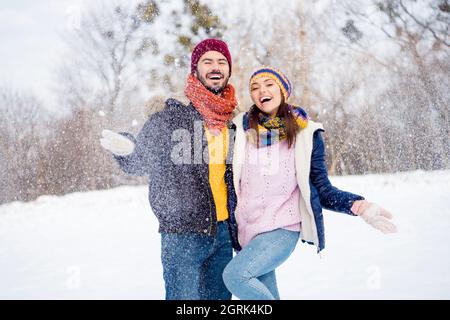 Ritratto di spensierato persone hanno divertimento mano palma cattura tiro neve beaming sorriso Godetevi data nella foresta all'aperto. Foto Stock