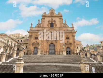 Modica (Sicilia, Italia) - una vista del centro storico della città barocca turistica in provincia di Ragusa, isola di Sicilia, durante la calda estate 2021. Foto Stock