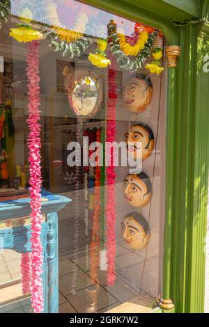 Le maschere in una finestra mostrano in un negozio di nuova età a Glastonbury Somerset Foto Stock