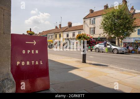 Via dello shopping a Glastonbury Somerset Foto Stock