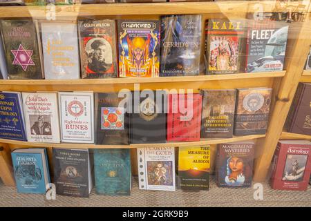 Libri in vetrina della libreria New Age a Glastonbury Somerset. Foto Stock