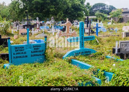 TRINCOMALEE, SRI LANKA - 23 LUGLIO 2016: Vista di un cimitero a Trincomalee, Sri Lanka Foto Stock