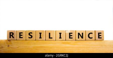 Simbolo di resilienza. Parola 'Resilience' scritta su blocchi di legno. Spazio di copia. Bella tavola di legno, sfondo bianco. Concetto di business e resilienza. Foto Stock