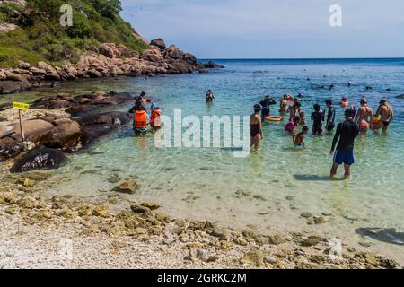 PIGEON ISLAND, SRI LANKA - 25 LUGLIO 2016: La gente snorkeling su una barriera corallina nel Pigeon Island National Park vicino al villaggio di Nilaveli in Sri Lanka. Foto Stock