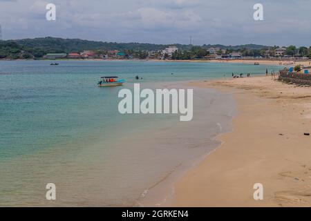 TRINCOMALEE, SRI LANKA - 23 LUGLIO 2016: Persone su una spiaggia a Trincomalee, Sri Lanka Foto Stock