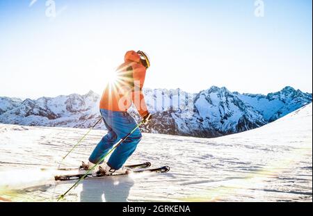 Atleta professionista di sci al tramonto in cima alla stazione sciistica delle alpi francesi - vacanza invernale e concetto sportivo con ragazzo avventura in cima alla montagna ri Foto Stock