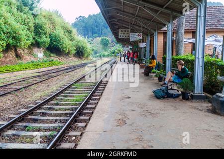 ELLA, SRI LANKA - 15 LUGLIO 2016: Stazione ferroviaria nel villaggio di Ella Foto Stock