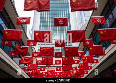 Hong Kong, Cina. 01 ottobre 2021. File di bandiere cinesi e di Hong Kong in un mercato. File di bandiere cinesi e di Hong Kong sono state istituite in tutta la città per la 72° Giornata Nazionale della Repubblica popolare Cinese a Hong Kong. Credit: SOPA Images Limited/Alamy Live News Foto Stock