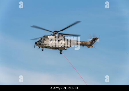 Payerne, Svizzera. 9 marzo 2021. Eurocopter Super Puma dell'Aeronautica Svizzera si esibirà durante la giornata di commemorazione dei 100 anni della base aerea dell'Aeronautica Svizzera a Payerne (Foto di Eric Dubost/Pacific Press/Sipa USA) Credit: Sipa USA/Alamy Live News Foto Stock