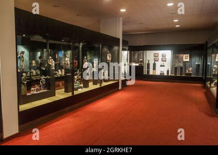 KAUNAS, LITUANIA - 17 AGOSTO 2016: Interno del Museo del Diavolo a Kaunas, Lituania Foto Stock