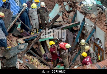(9/29/2021) i lavoratori municipali salvano i detriti di un edificio parzialmente crollato a causa delle piogge pesanti che seguono a Kolkata, India. (Foto di Dipa Chakraborty/Pacific Press/Sipa USA) Foto Stock