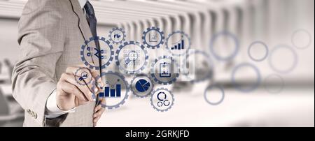 Gestione dell'analisi dei dati aziendali con ingranaggi connessi con grafici finanziari KPI e graph.businessman scrittura manuale in computer moderno o virtuale Foto Stock