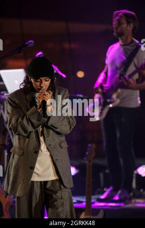 (9/27/2021) Arianna del Ghiaccio aka Ariete, cantautore italiano in concerto presso la Cavea dell'Auditorium Parco della Musica di Roma. La giovanissima musicista, appena vent'anni, era la cantante del Cornetto Algida 2021 commerciale e conosciuta per la sua partecipazione a 'X Factor' che ha segnato la sua carriera come cantante-cantautore pop musicista seguita dai suoi giovanissimi fan. Un altro giovane musicista Tenth Sky apre il concerto. (Foto di Daniela Franceschelli/Pacific Press/Sipa USA) Foto Stock