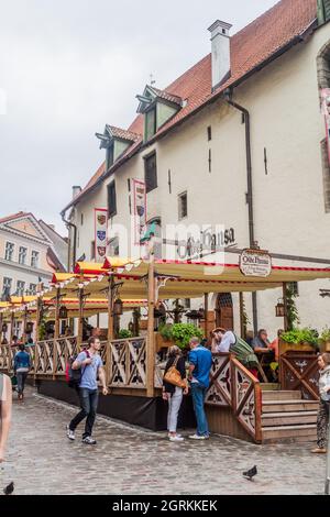 TALLINN, ESTONIA - 22 AGOSTO 2016: La gente si siede nel ristorante Olde Hansa nella città vecchia di Tallinn. Foto Stock