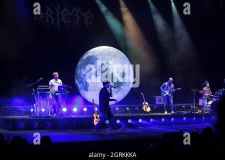 (9/27/2021) Arianna del Ghiaccio aka Ariete, cantautore italiano in concerto presso la Cavea dell'Auditorium Parco della Musica di Roma. La giovanissima musicista, appena vent'anni, era la cantante del Cornetto Algida 2021 commerciale e conosciuta per la sua partecipazione a 'X Factor' che ha segnato la sua carriera come cantante-cantautore pop musicista seguita dai suoi giovanissimi fan. Un altro giovane musicista Tenth Sky apre il concerto. (Foto di Daniela Franceschelli/Pacific Press/Sipa USA) Foto Stock