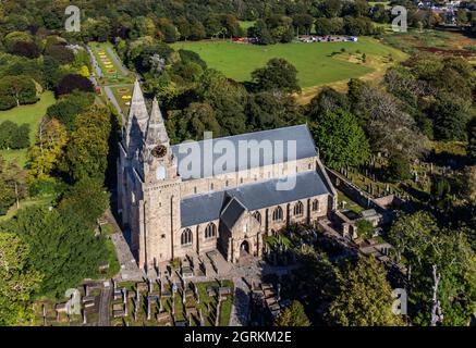 Vista aerea della cattedrale di St Machar (o St Machar's) nella città di Aberdeen, Scozia, con parco Seaton visibile sullo sfondo Foto Stock