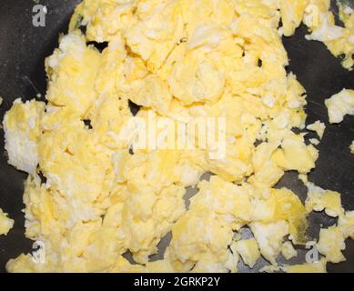 Uova strapazzate cucinate alla perfezione. Foto Stock