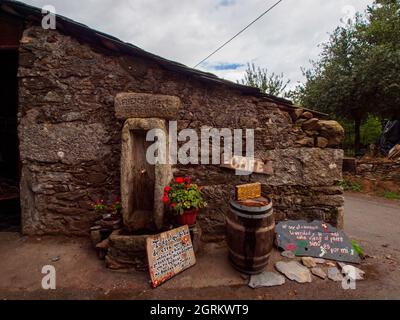 Una tradizionale casa galiziana con cartelli per i pellegrini sul Camino de Santiago Foto Stock