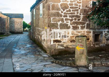 Una tradizionale casa galiziana con cartelli per i pellegrini sul Camino de Santiago Foto Stock