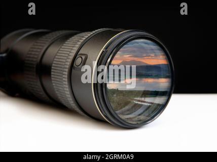 Obiettivo con zoom digitale con foto di paesaggio incorporata alla fine, che raffigura concetti di immagine più grande, i spy, osservazione o la strada da seguire Foto Stock