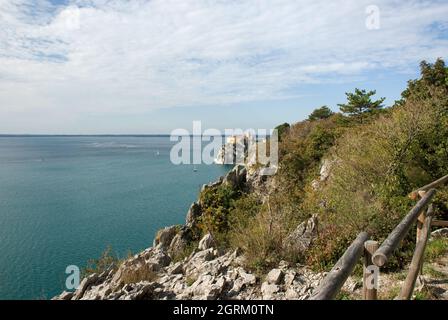 Vista sul castello di Duino che sorge su rocce carsiche in Italia Foto Stock