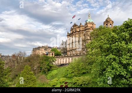 Vista dai giardini di Princes Street del Museum on the Mound, che si trova nel quartier generale scozzese del gruppo bancario Lloyds, Edimburgo Foto Stock