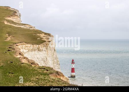 Beachy Head Lighthouse situato nel canale inglese sotto le scogliere a Beach Head nel Sussex orientale Foto Stock