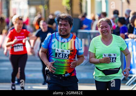 Warrington Running Festival 2021-uomo in River Reeves Foundation giubbotto attraversa il traguardo Foto Stock