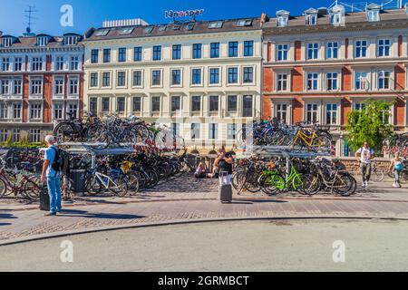 COPENHAGEN, DANIMARCA - 27 AGOSTO 2016: Parcheggio per biciclette vicino alla stazione centrale di Copenhagen, stazione ferroviaria principale di Copenhagen, Danimarca. Foto Stock