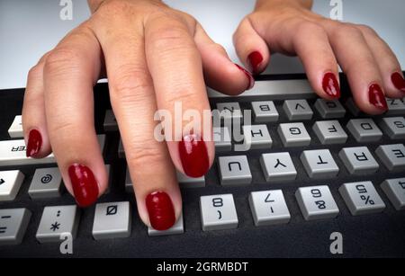 Womans mani digitando sulla tastiera del computer Foto Stock