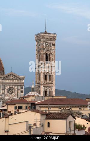 Vista notturna del campanile di Giotto dai tetti di Firenze Foto Stock