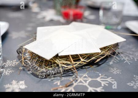 Wafer adagiato sul fieno sul tavolo di Natale durante la vigilia di Natale in Polonia.