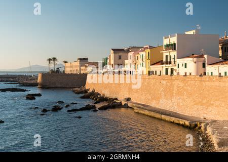 Lungomare di Alghero con mura caratteristiche (Sardegna, Italia) Foto Stock