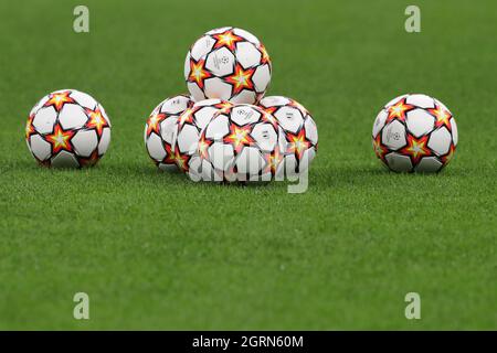 Milano, 28 settembre 2021. Adidas Official UEFA Champions League partite palle durante il riscaldamento prima della partita UEFA Champions League a Giuseppe Meazza, Milano. Il credito d'immagine dovrebbe essere: Jonathan Moscrop/ Sportimage Foto Stock