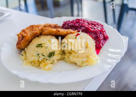 Cibo in Polonia - filetto di pollo impanato, purè di patate e barbabietole Foto Stock