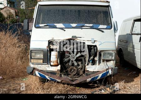 Vecchio veicolo jalopy con motore auto smontato Foto Stock