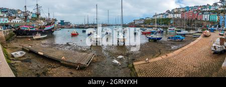 Le barche si aggirano in acque basse a Brixham Harbour South Devon Inghilterra Foto Stock