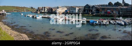 Panorama delle barche ormeggiate a Batson Creek Salcombe, South Devon Inghilterra Foto Stock